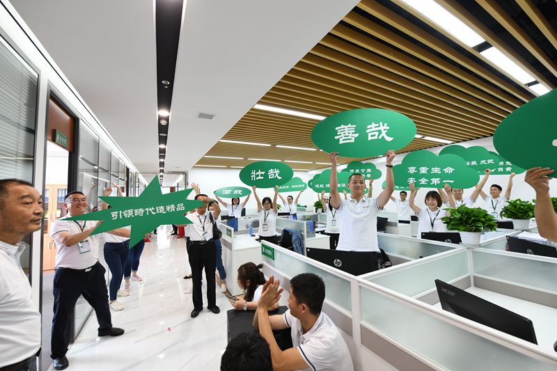 第十二工程公司唱跳、手舉寫有企業文化標語的KT板_副本