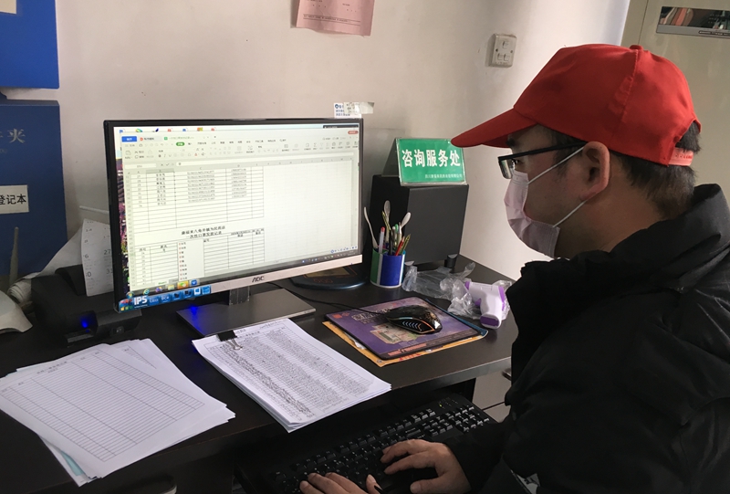 王建對(duì)領(lǐng)取口罩的人員核對(duì)信息、錄入信息 王建對(duì)領(lǐng)取口罩的人員核對(duì)信息、錄入信息